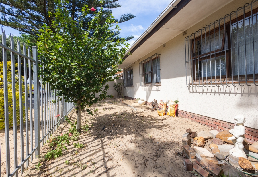 3 Bedroom Property for Sale in Peerless Park West Western Cape